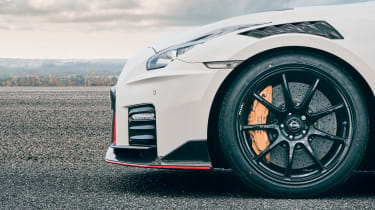 Nissan GT-R v Porsche 911 GT3 996